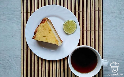 Десерт разрежьте на порционные кусочки. Подайте к чаю на тарелке с ломтиком лайма.