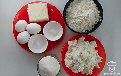 Тщательно промойте яйца под водой, отрежьте кусок масла, нагрейте при комнатной температуре, подготовьте остальные ингредиенты, выложите их в емкости для дальнейшей работы с ними.