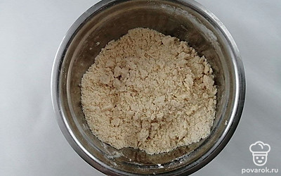 Возьмите глубокую емкость, просейте в нее муку, добавьте сахар, немного соли и разрыхлителя, тщательно перемешайте. После добавьте масло, повторно размешайте.