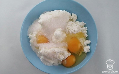 В другую емкость вбейте яйца с добавлением творога, сахара, а также ванили. При помощи блендера взбейте до однородности. Возьмите форму для выпечки, смажьте ее маслом, выложите готовую песочную крошку, выложите готовую творожную начинку, выложите оставшуюся крошку.