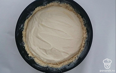 Разогрейте духовку до 180С, поместите выпекаться на протяжении 40 минут, до готовности. Аккуратно достаньте готовый пирог, дайте ему остыть, извлеките из формы.