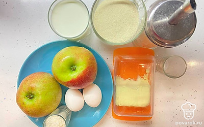 Тщательно промойте под водой яблоки, куриные яйца. Масло разморозьте при комнатной температуре. Подготовьте остальные продукты по списку, с отмеренным необходимым количеством, поместите в емкости, для дальнейшего их использования.