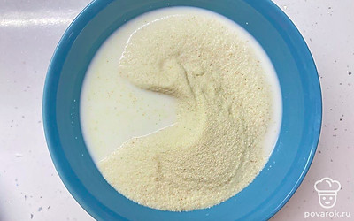 В емкость с манкой налейте молоко, добавьте манную крупу, перемешайте и оставьте настаиваться в течение нескольких минут. В емкость с сахаром вбейте яйца, добавьте стружку кокоса, соду и хорошо все перемешайте.