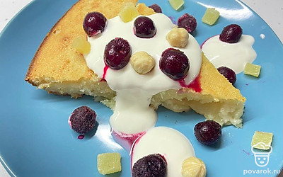 Употребляйте манник на завтра со свежей сметаной, для сытости блюда дополните ягодами, а также орешками.