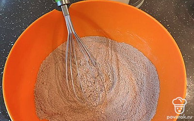 В глубокой миске смешайте сначала сухие ингредиенты: просейте муку, какао, разрыхлитель.