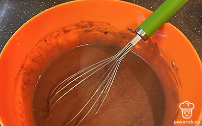 К сухой смеси добавьте молоко и подсолнечное масло. Хорошо размешайте венчиком, чтобы все комочки растворились.