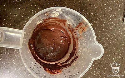 Пока пирог остывает. Смешайте 3 столовые ложки какао и 3 столовые ложки сахарной пудры, 1 столовую ложку кукурузного крахмала. По одной столовой ложке добавляйте холодную воду и замешивайте глазурь до консистенции густой сметаны. Покройте охлаждённый пирог, украсьте кокосовой стружкой.