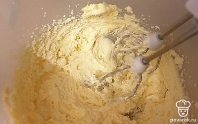 Взбить размягчённое масло и сахар до бела.