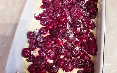 Выложите тесто в форму, смазанную маслом. Положите сверху размороженую вишню без сока. Чуть утопите ее в тесто. Сверху посыпьте ванильным сахаром. 