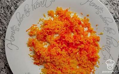 Перед тем как снимать цедру с апельсина обдайте его кипятком и вытрите насухо. Натрите цедру одного апельсина на мелкой терке.