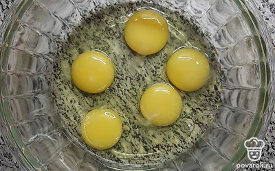 Из апельсина выжмите 2 столовые ложки сока. Яйца взбейте миксером до однородной массы. Миндаль в чашке блендера измельчите до крошки.