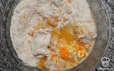 Возьмите глубокую емкость. В ней перемешайте сначала сухие ингредиенты: муку, разрыхлитель, сахар и измельченный миндаль. Затем добавьте взбитые яйца, сок апельсина и цедру, мягкое сливочное масло и ваниль. Все хорошо перемешайте.