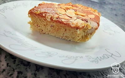 Подавать бисквит можно в чистом виде порезав на порционные кусочки. Или разрежьте его вдоль на отдельные коржи и смажьте любимым кремом. Дайте пропитаться некоторое время и наслаждайтесь вкусом.