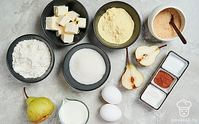 Груши хорошо вымойте и просушите. После этого разрежьте фрукты пополам и удалите сердцевину с помощью ножа или ложки. Муку просейте, чтобы избавиться от мелкого мусора. Яйца промойте и обсушите. Сливочное масло извлеките из холодильника, чтобы оно размягчилось. Также возьмите мультиварку, миксер, фольгу и полотенце.