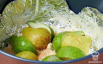 Подготовьте основу пирога. Мультиварку смажьте сливочным маслом, после чего застелите ее листом фольги. Затем обильно смажьте маслом фольгу и включите минимальный нагрев. Возьмите 3 ст.л. сливочного масла, порубите его на маленькие кусочки и выложите в мультиварку. Туда же добавьте коричневый сахар. В конце выложите груши, располагая их по кругу срезом вниз.