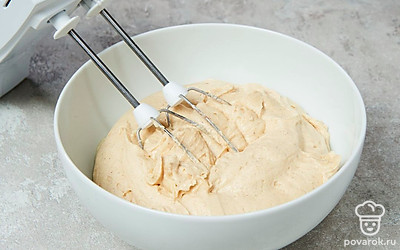 Начните приготовление теста. В глубокую миску всыпьте два вида муки. Туда же добавьте разрыхлитель, молотую корицу и соль. В отдельную емкость выложите 4 ст. л. сливочного масла и сахар, хорошо взбейте миксером на небольшой скорости. После этого увеличьте скорость и взбейте ингредиенты до пышности. Затем, продолжая взбивать, введите в массу яйца.Снова снизьте скорость миксера до минимума и введите в яично-сливочную массу сухие ингредиенты. Добавляйте смесь, чередуя ее с молоком. Продолжайте взбивать тесто на средней скорости, пока оно не станет однородным.