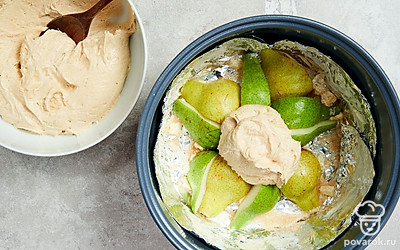 Приготовьте пирог. Готовое тесто влейте в мультиварку. Сверху постелите полотенце, не касаясь самого пирога, чтобы образовавшаяся влага не стекала на тесто. Затем накройте пирог крышкой и оставьте готовиться при минимальном нагреве 3 часа. По истечении времени выключите мультиварку и оставьте пирог внутри еще на 20 минут.