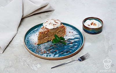 Дождитесь, когда пирог полностью остынет, а после переверните его на большую тарелку и снимите фольгу. Украсьте десерт взбитыми сливками и подайте к столу.