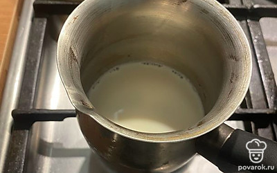 Подогреваем молоко до тёплого состояния (30-45 градусов). Добавляем в молоко дрожжи и хорошо перемешиваем.