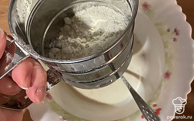 Выливаем молоко с дрожжами в глубокую миску и добавляем 50 грамм муки.