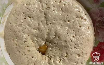 Через полчаса, когда опара поднялась и покрылась пузырьками, выбиваем в неё яйцо и добавляем 2 столовые ложки подсолнечного масла.