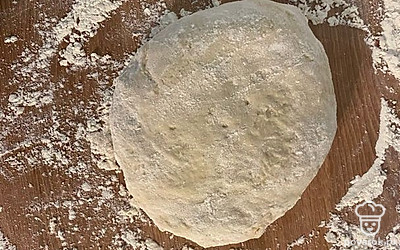 Когда будет тяжело мешать миксером, продолжаем нежно вымешивать тесто руками. Накрыть тесто пленкой или чистым полотенцем и оставить в тёплом месте.