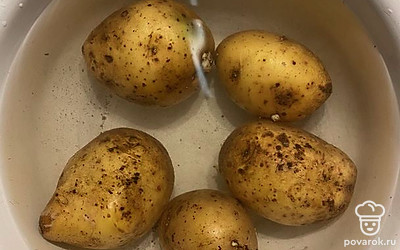 Картофель отварить и остудить.