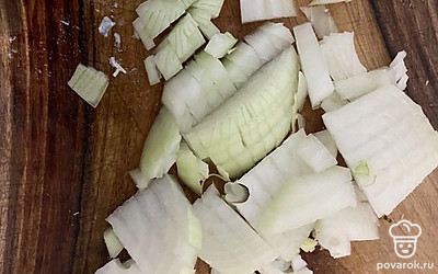 Лук почистить и мелко порезать. Пожарить на подсолнечном масле до золотистой корочки.