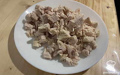Куриную грудку (у меня была отварная из бульона) нарезать кубиками. Если у вас сырая грудка можно пожарить на растительном масле кубики грудки на максимальном огне 2 минуты постоянно помешивая.