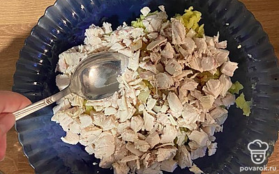 Соединяем в миске начинку: порезанную кубиками грудку, жаренный лук и тертую на крупной терке картошку.