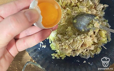 Отдаляем яичный желток от белка,белок добавляем в начинку. Также добавляем в начинку щепотку соли и все перемешиваем. Желток пригодиться на финальном этапе, чтобы помазать пирог перед запеканием для красивой корочки.