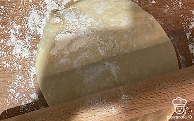 Тесто делим на 2 равные части, раскатываем блин. Укладываем его на противень, застеленный пергаментной бумагой или фольгой.