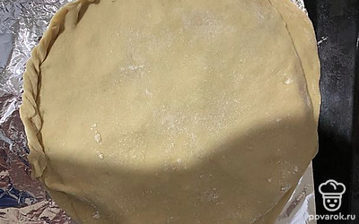 Закрываем пирог вторым блином и защипываем края. 