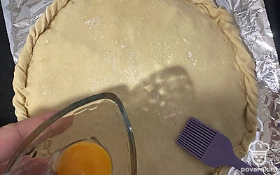 Смазываем готовый пирог желтком,оставшимся от приготовления начинки и отправляю в разогретую до 175 градусов духовку на 20-25 минут.