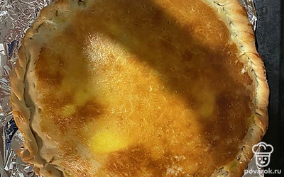 Достаём пирог, экогда он станет золотистого цвета. Даём остыть и подаём к столу, приятного аппетита!