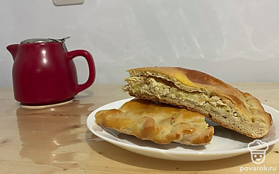 Такой сытный пирог подойдёт не только для чаепития, он также может служить в качестве полноценного перекуса.