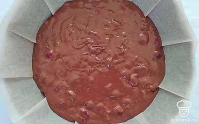 Форму для запекания застелите пергаментной бумагой и заполните приготовленным тестом. Отправьте форму в разогретую духовку до 180°C и выпекайте пирог 35-40 минут. Готовность пирога проверяйте зубочисткой или обратной стороной спички.