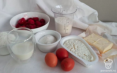 Ягоду разморозьте. Если она свежая, помойте и обсушите. Подержите продукты в теплой комнате для одинаковой температуры. Просейте муку.