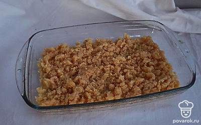 Растопленное масло смешайте с мукой, разрыхлителем и сахаром. Получившуюся массу переложите в форму, утрамбуйте и пеките 17 минут в режиме 175 градусов. Остудите тесто.