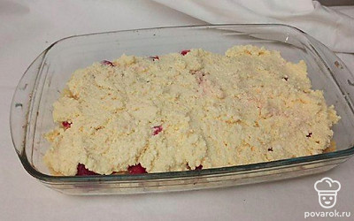 Сахар и яйца взбейте. Всыпьте муку, выложите к ним творог, влейте молоко и взбейте до гладкой массы. Добавьте затем кокосовую стружку и перемешайте. Разложите на остывшее тесто половинки клубники. Выложите на них творожную массу и разровняйте. Пеките 20 минут.