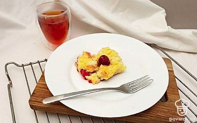 Выложите на пирог клубнику и лепестки миндаля и подайте на стол. Нарежьте порционными кусками, притрусите сахарной пудрой. Подайте чай.