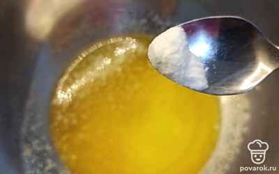 Добавить соду, соль, заменитель сахара.