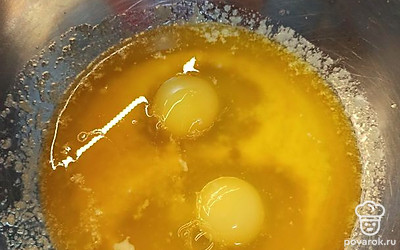 Добавить яца и тщательно перемешать.