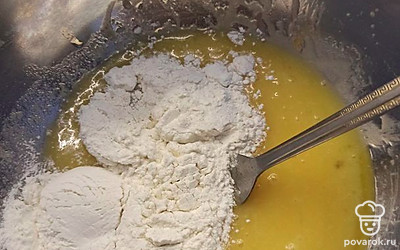 Добавляем понемногу муку и перемешиваем, до консистенции, пока не перестанет липнуть к рукам.