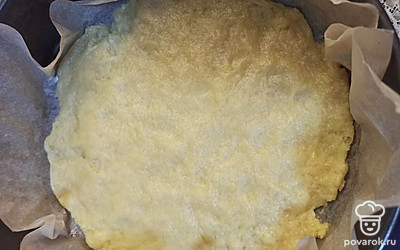 Делим получившееся тесто на две половины. Одну половину стелим на дно формы. Вторую половину пока откладываем. 