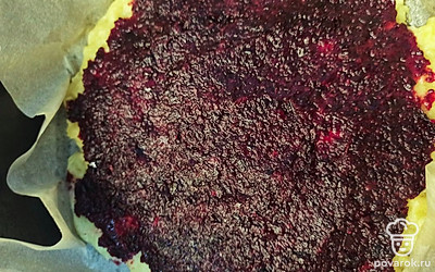 Намазываем сверху варенье.