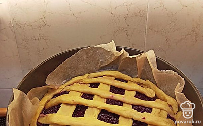 И последний штрих, закрыть пирог плетенками.