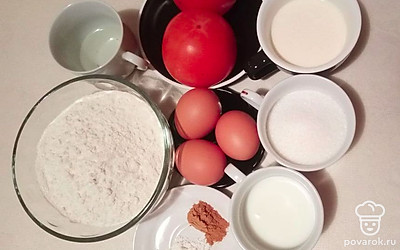 Хурма положите на тарелочку, затем муку насыпьте в глубокую тарелку. Специи насыпьте на блюдце. Яйца поместите на тарелочке. Разрыхлитель налейте в чашечку.