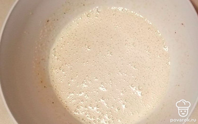 Яйца взбейте в глубокой тарелке, затем налейте мускатный орех и насыпьте сахар. Налейте масло и молоко. Налейте сметану. Тщательно перемешайте. Высыпьте муку вместе с разрыхлителем.
