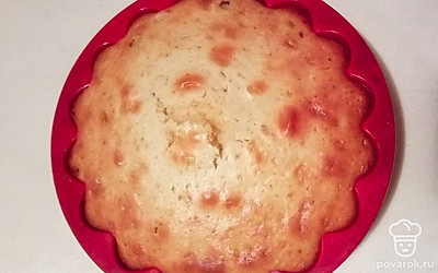 Хурму нарежьте пластинками и выложите на дно формы, затем вылейте тесто и поместите в духовку на 50 минут 180 градусов.